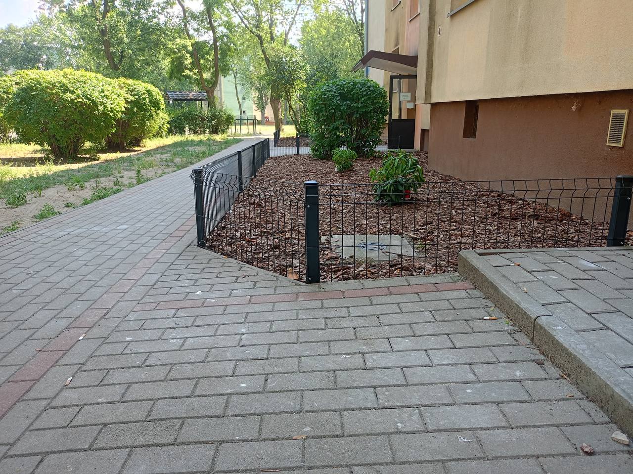 Płotek panelowy 3D przy wejściu do klatki schodowej