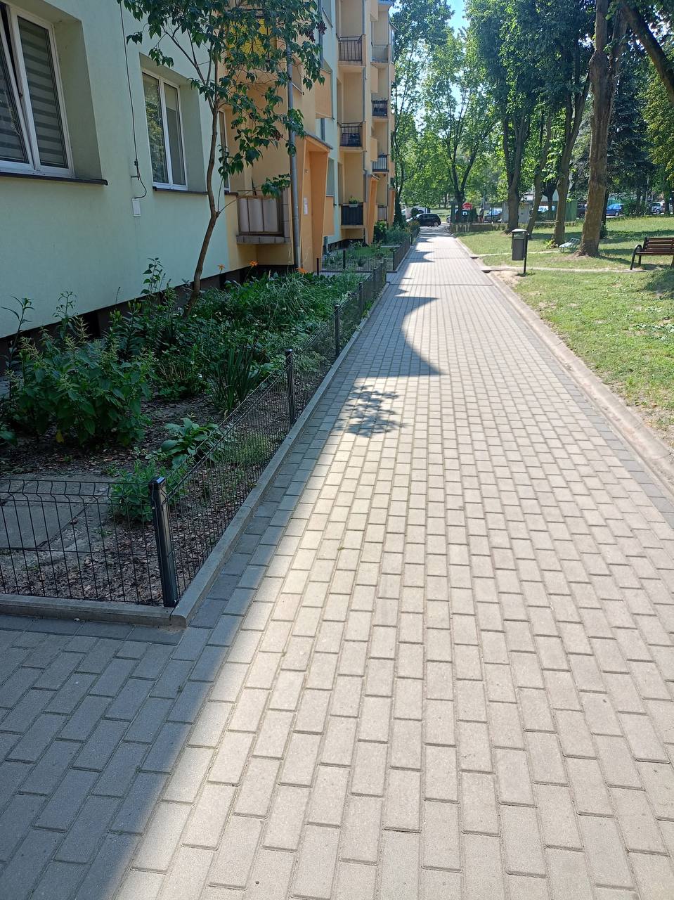 Ogrodzenie chroniące tereny zielone przy bloku