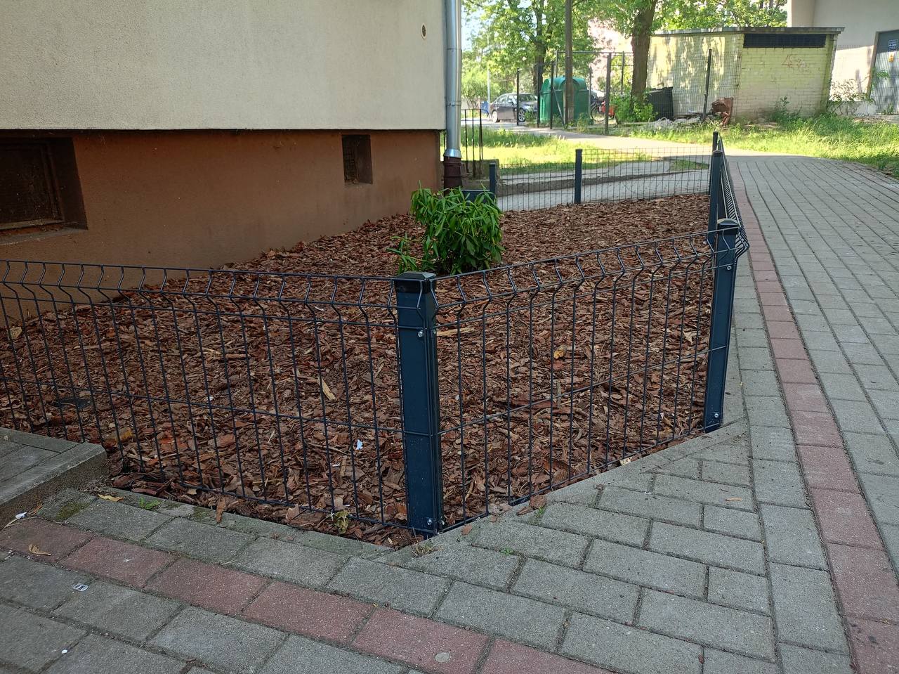 Detal montażu — narożnik i słupek