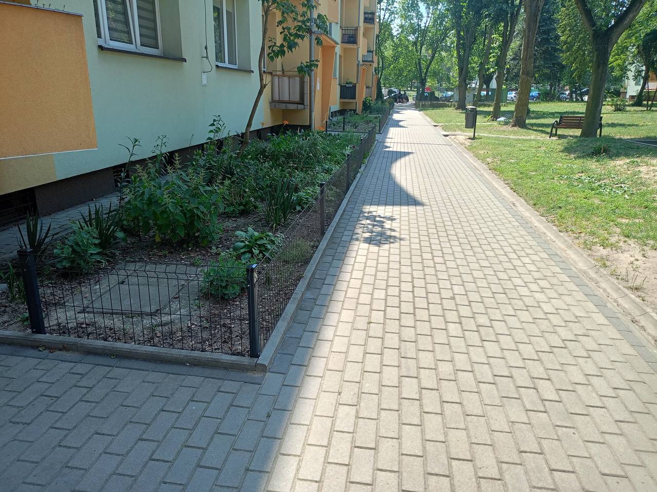 Panele 3D wzdłuż ciągu pieszego