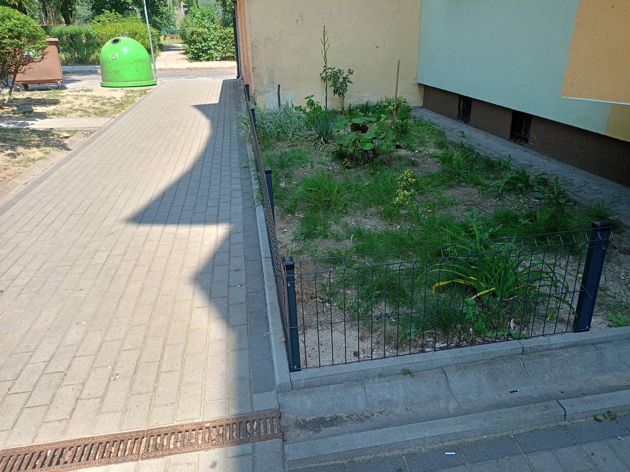 Ogrodzenie przy wejściu do budynku